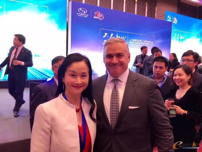 张燕女士与GM全球采购&供应链资深副总裁Steve Kiefer先生合影