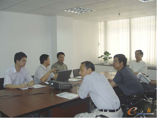 2003年辜胜阻副省长莅临e-works考察并听取工作汇报