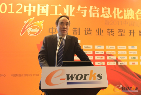 辜胜阻副主席发表题为《如何防范制造业和实体经济的“空心化”》的演讲