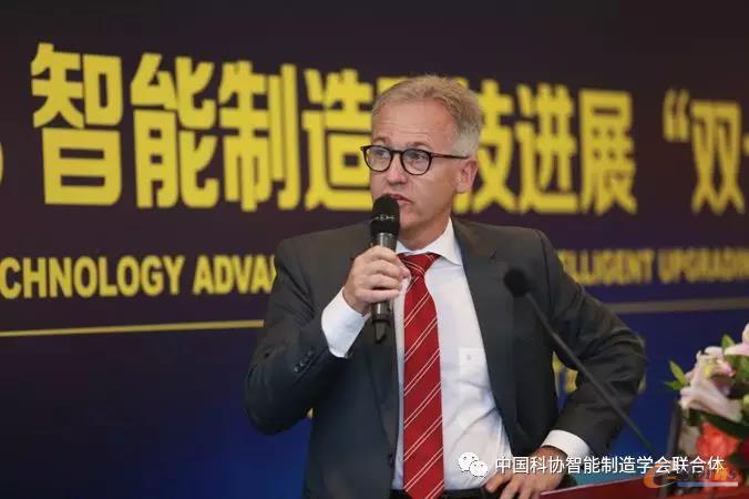 华晨宝马汽车有限公司技术规划副总裁HermannStoegmeier做了题为“打造未来生产系统”的主题报告