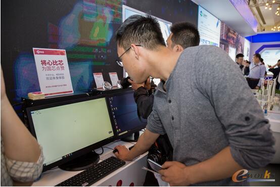 现场观众体验兆芯平台整机，并为其“点赞”