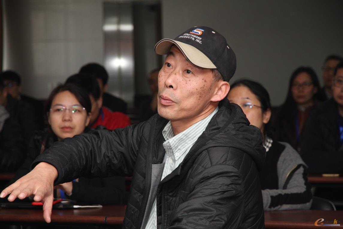 考察团成员与中车戚墅堰智能制造产线项目负责人进行交流