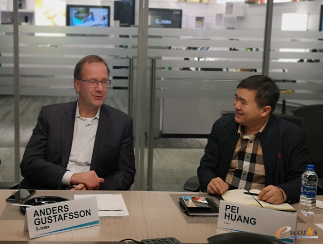 斑马技术CEO Anders Gustafsson 与黄培博士亲切交流
