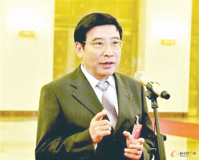 工业和信息化部部长苗圩在“部长通道”接受记者采访
