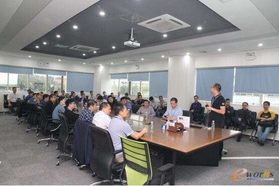 厨房和热水事业部精益物流经理徐庆向学员介绍厨房和热水事业部