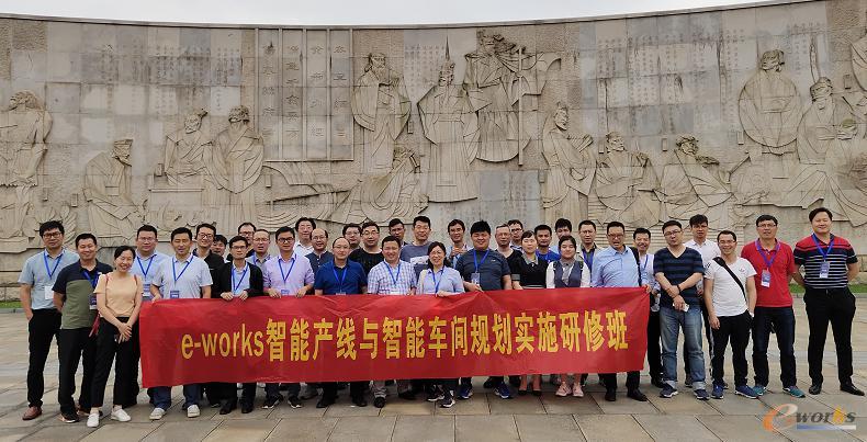学员在江中药谷浮雕群前合影留恋