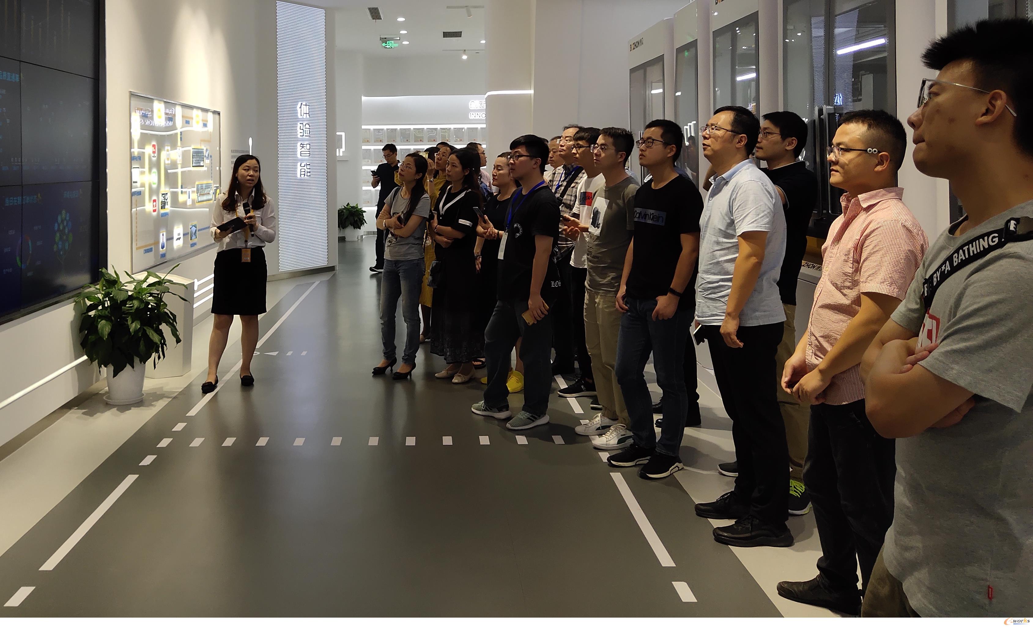 学员在博众精工科技股份参观