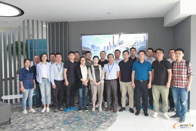 图10 实训班全体学员合影留念