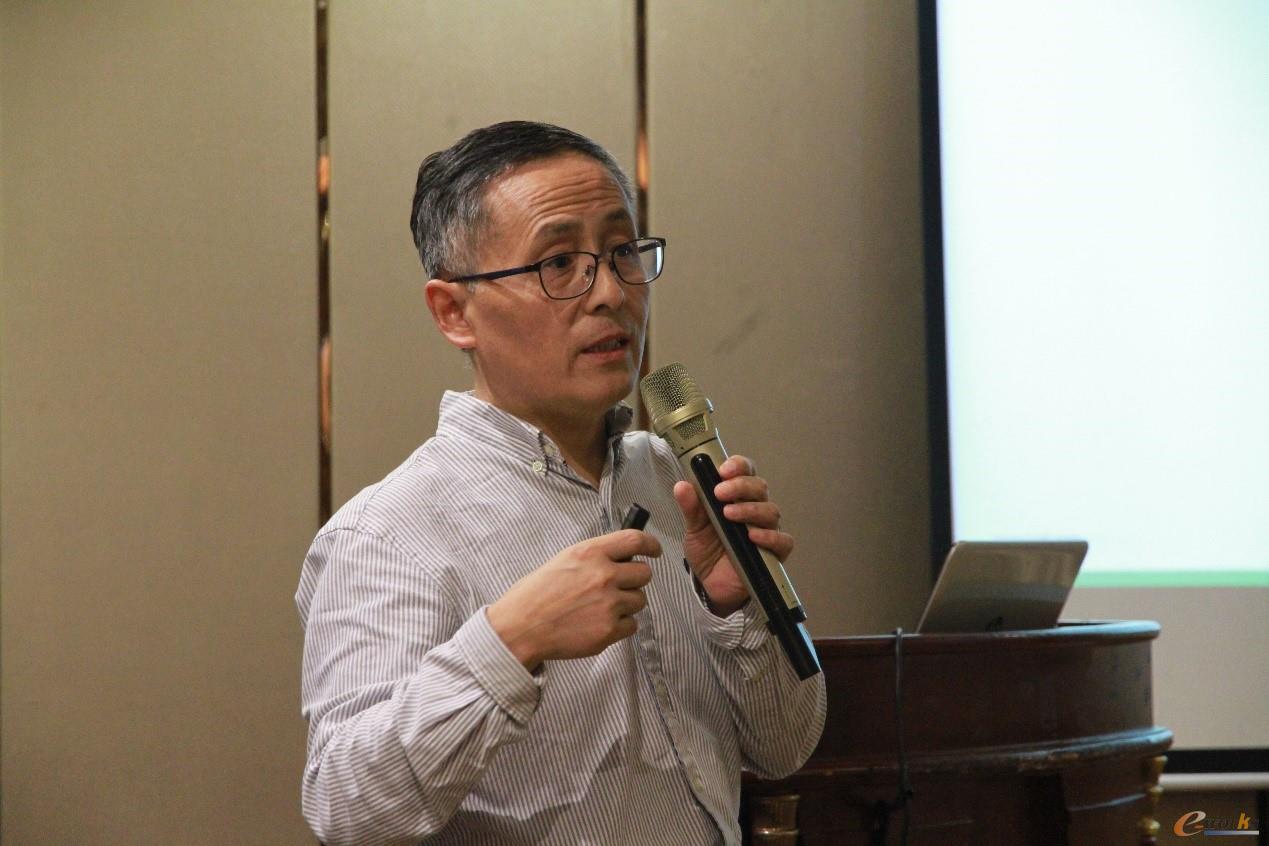 图8 长飞集团资深顾问查玉峰高级工程师