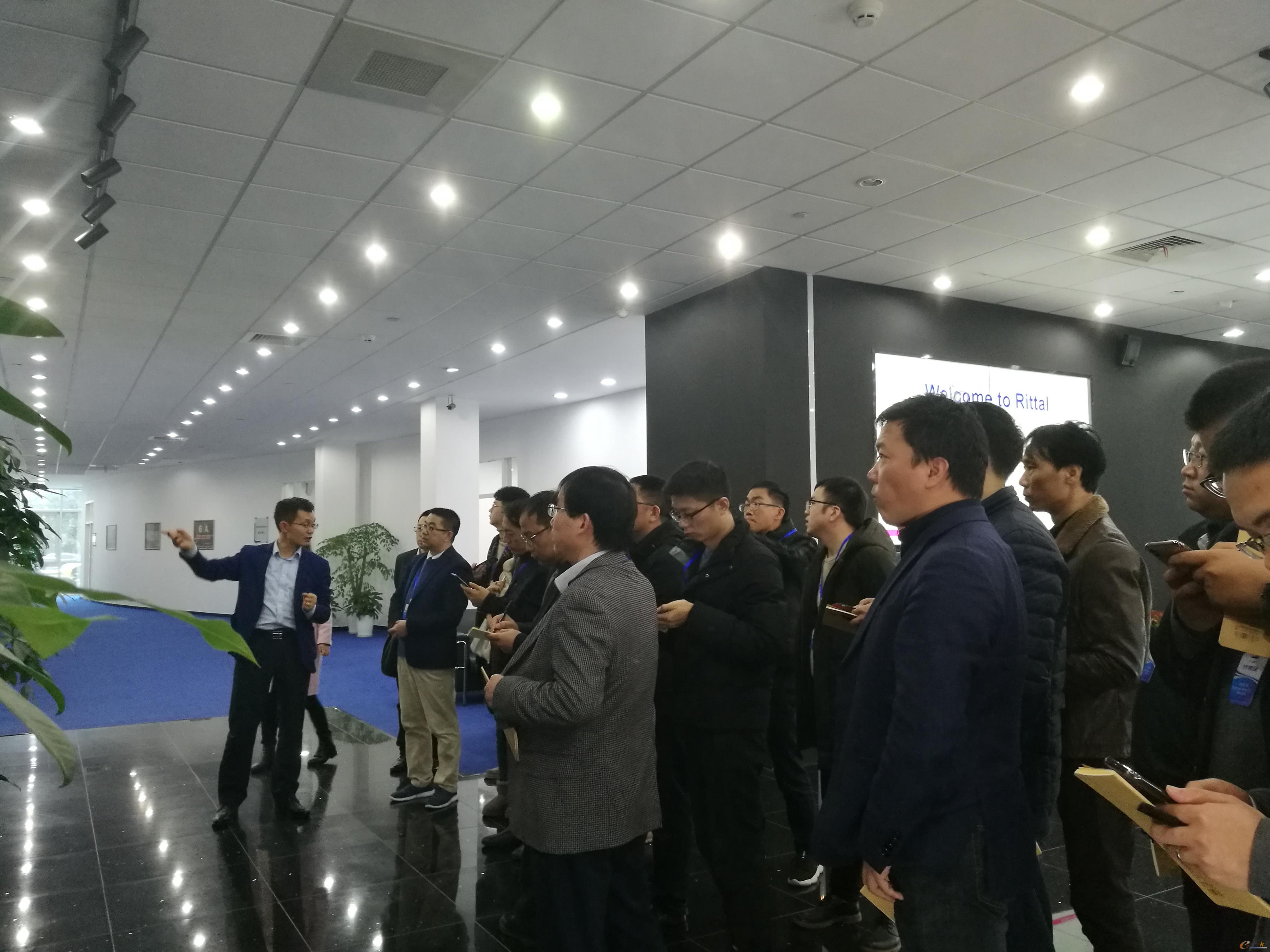 向考察团成员介绍威图产品布局