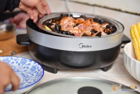 凉山百姓在用美的电器烹饪特色佳肴