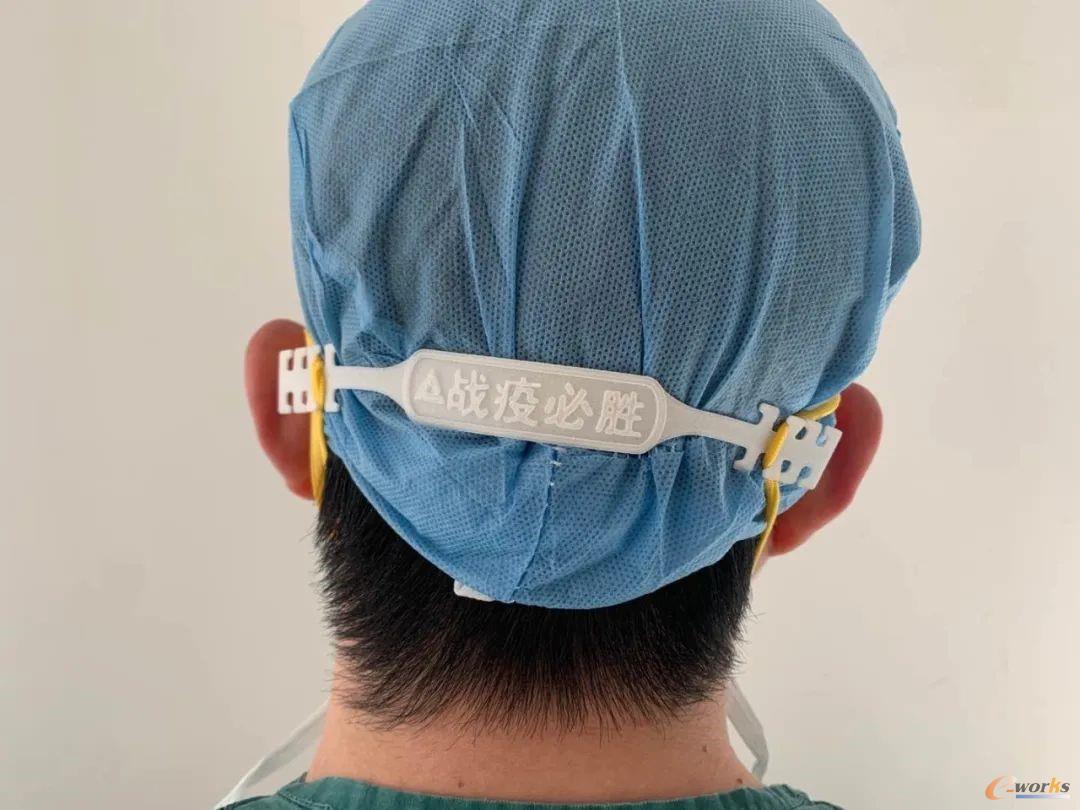 佩戴口罩调节器的前线医生