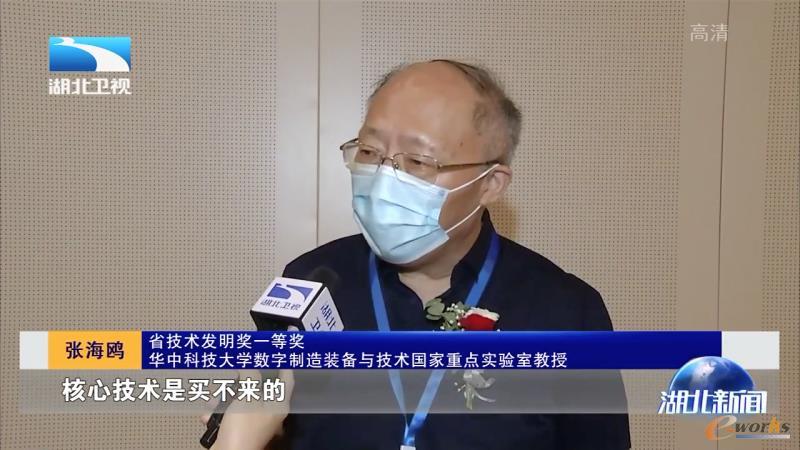 张老海鸥教授接受电视台采访
