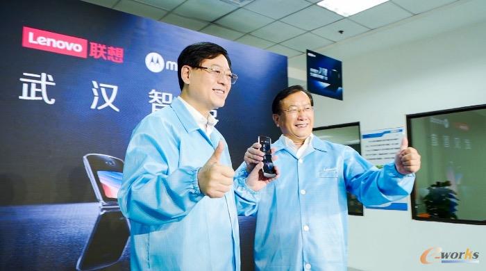 湖北省委常委、武汉市委书记王忠林与联想集团董事长兼CEO杨元庆一起亲临工厂现场，为武汉智造点赞