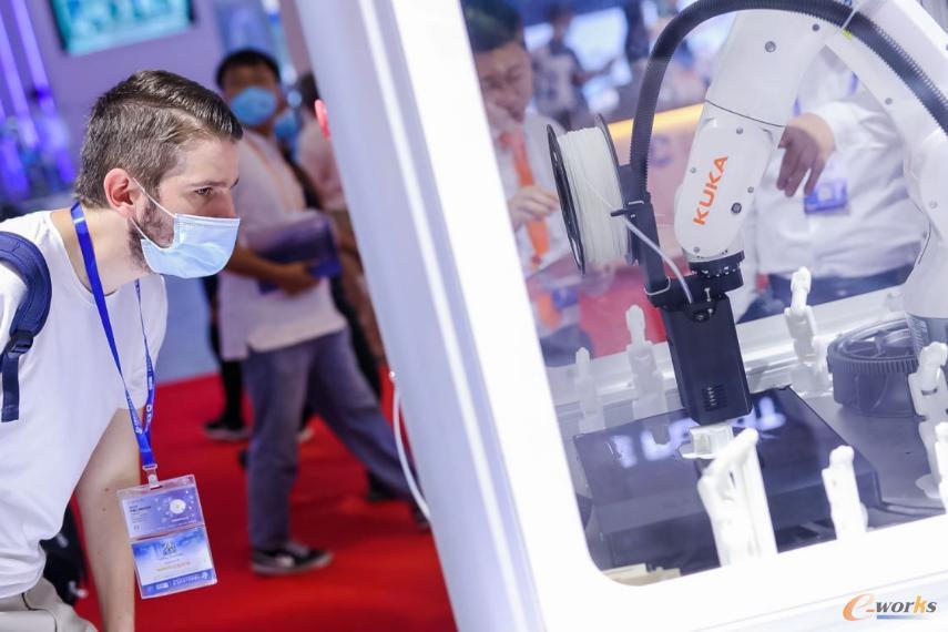 观众参观KUKA KR 4 AGILUS机器人3D打印应用
