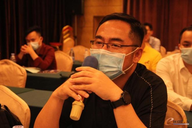 学员与讲师在课堂交流