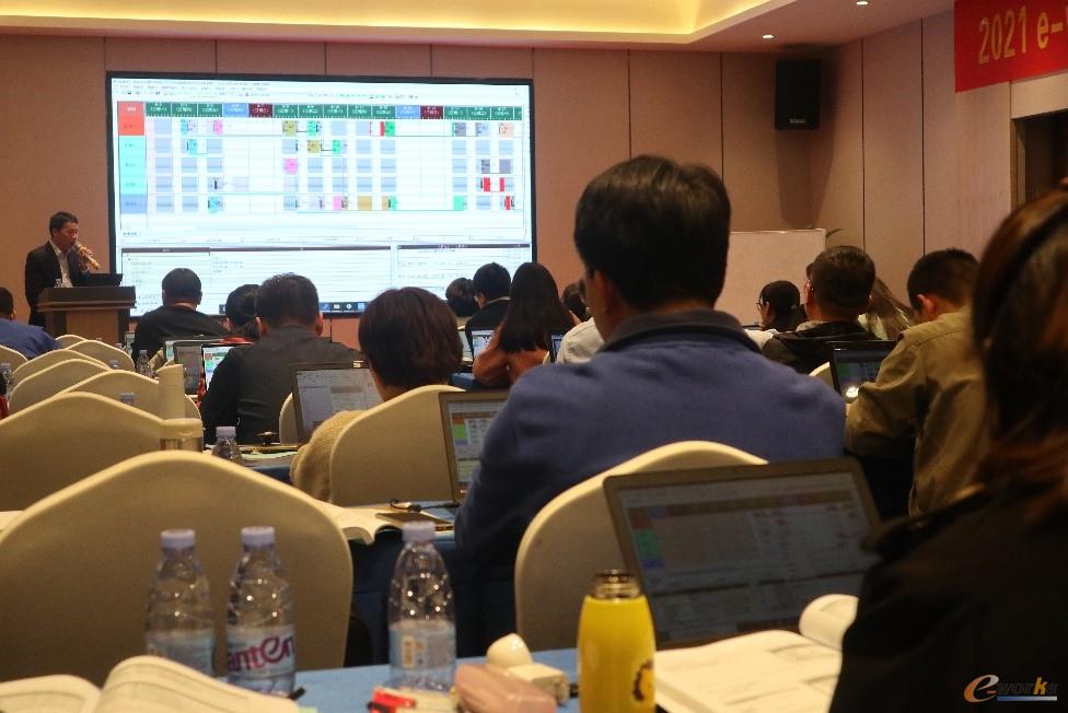 学员们正在体验Asprova软件