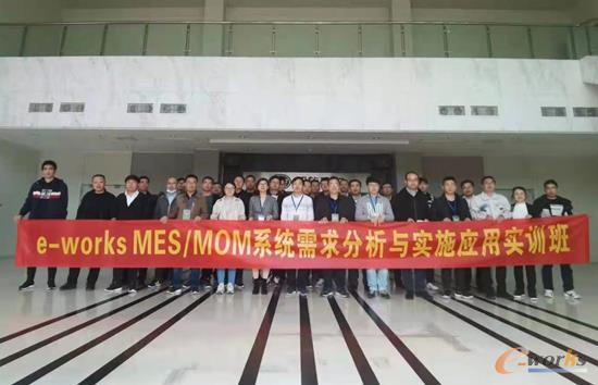 学员在一汽锡柴惠山工厂参观合影
