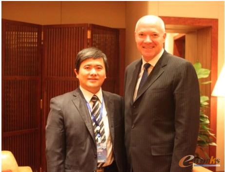 黄培博士（左）与Hamish Brewer先生（右）合影