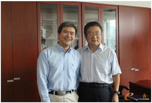 e-works总编黄培博士和中国航天科技集团公司总工程师、北京神舟航天软件技术有限公司董事长杨海成（右）