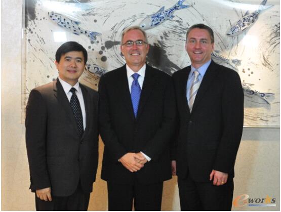 从左至右：黄培博士、Erik Johnson先生和Craig Charlton先生