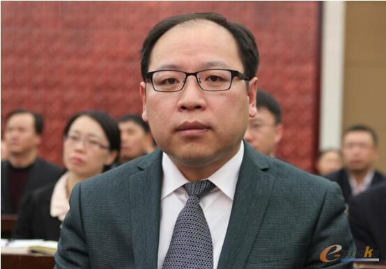 湖北兴发化工集团股份有限公司董事、副总经理 胡坤裔