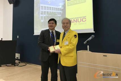 e-works CEO黄培博士跟FANUC稻叶善治会长交换礼物
