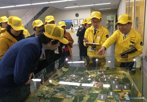 考察团一行参观FANUC