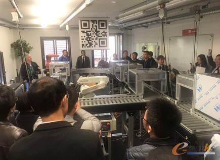 考察团成员参观实验室现场