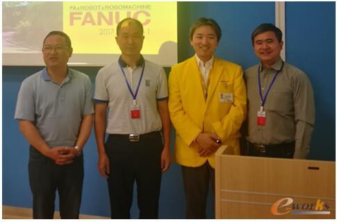 FANUC机器人本部长稻叶清典先生与考察团代表合影