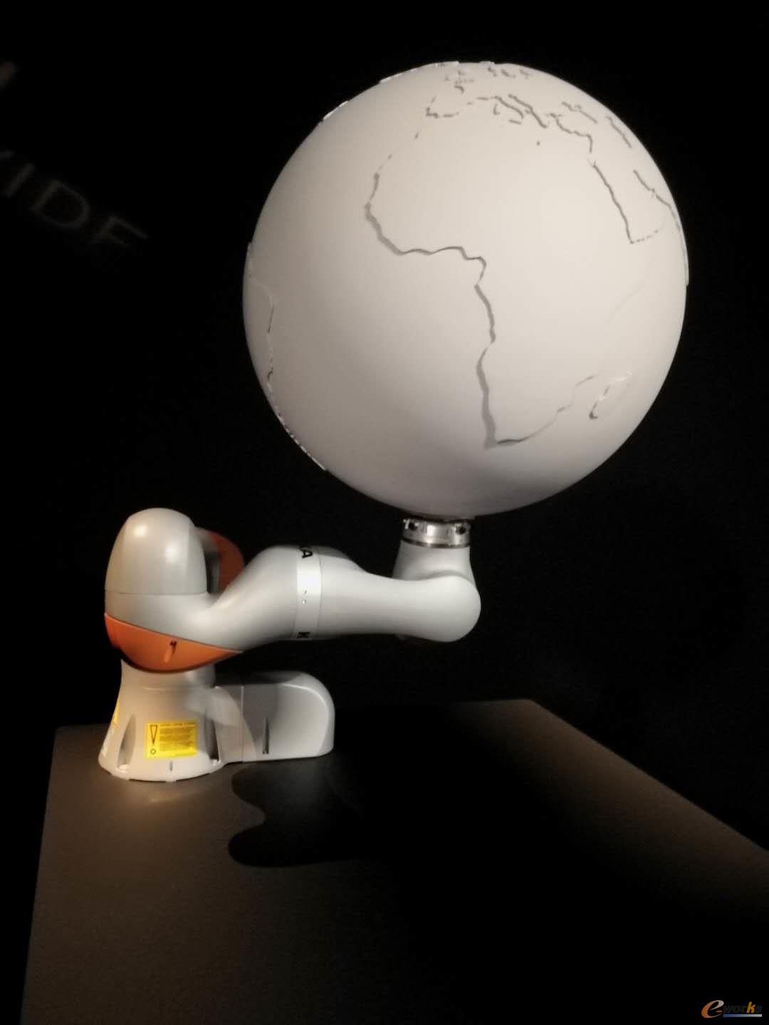 KUKA展示的协作机器人iiwa