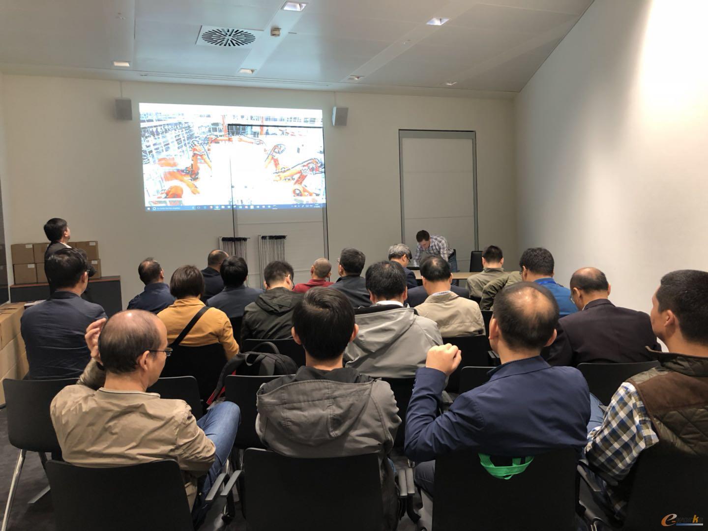 KUKA专家为考察团讲解库卡开发的云平台