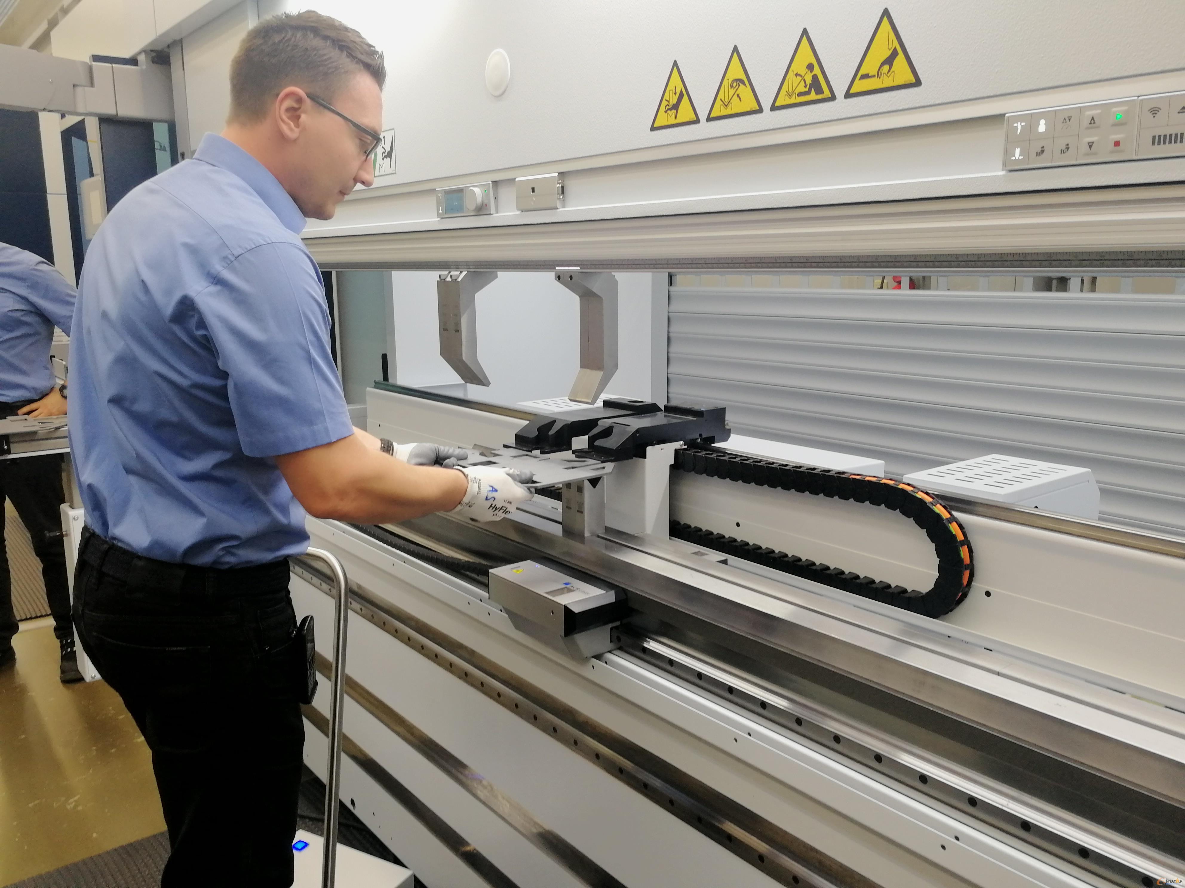 现场展示的通快折弯机设备