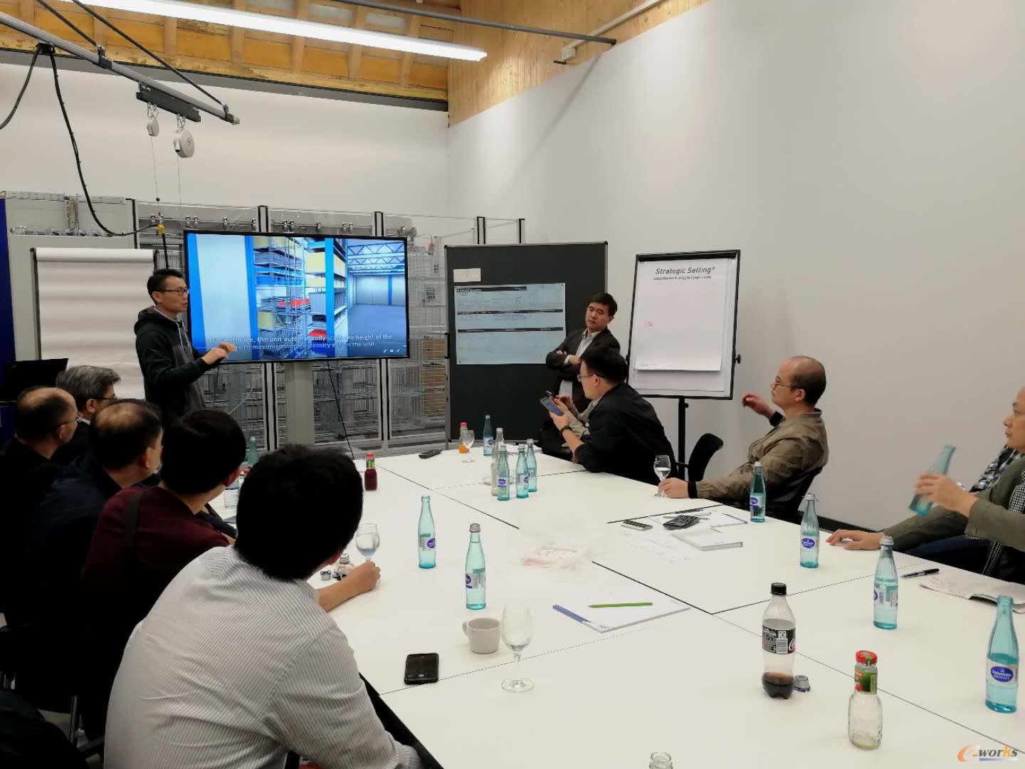 Kardex Remstar（北京）区域销售经理朱少华向考察团介绍相关产品