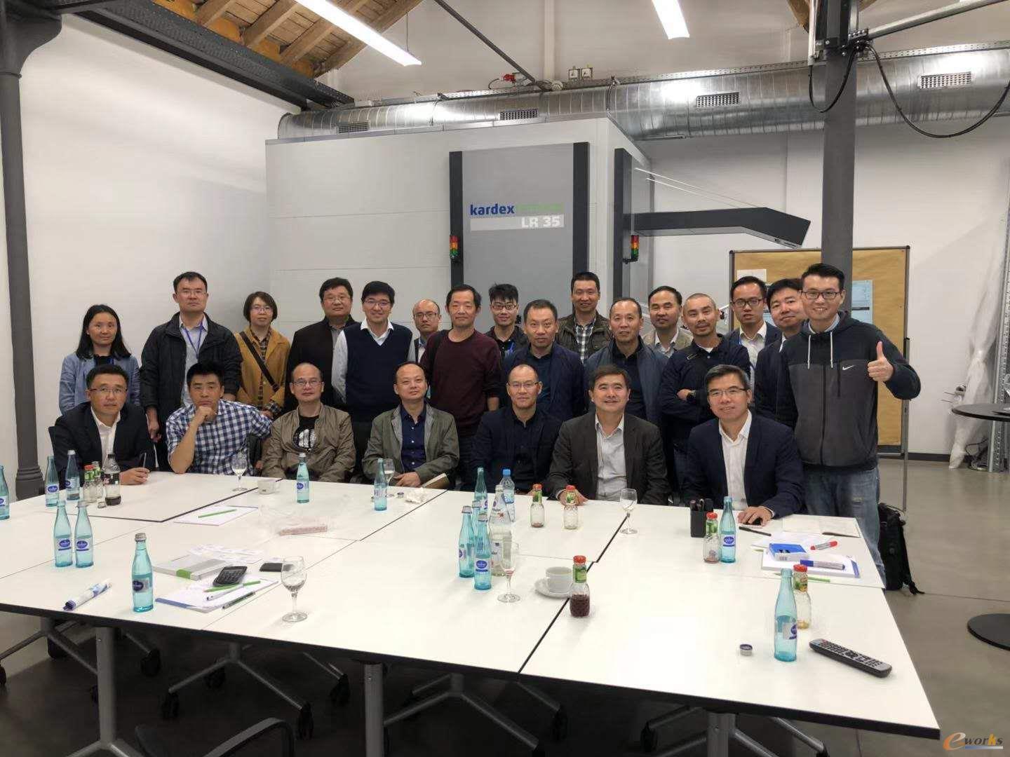 考察团成员在Kardex Remstar LR 35设备前合影留恋