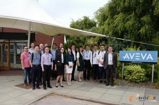 AVEVA高管与考察团成员合影