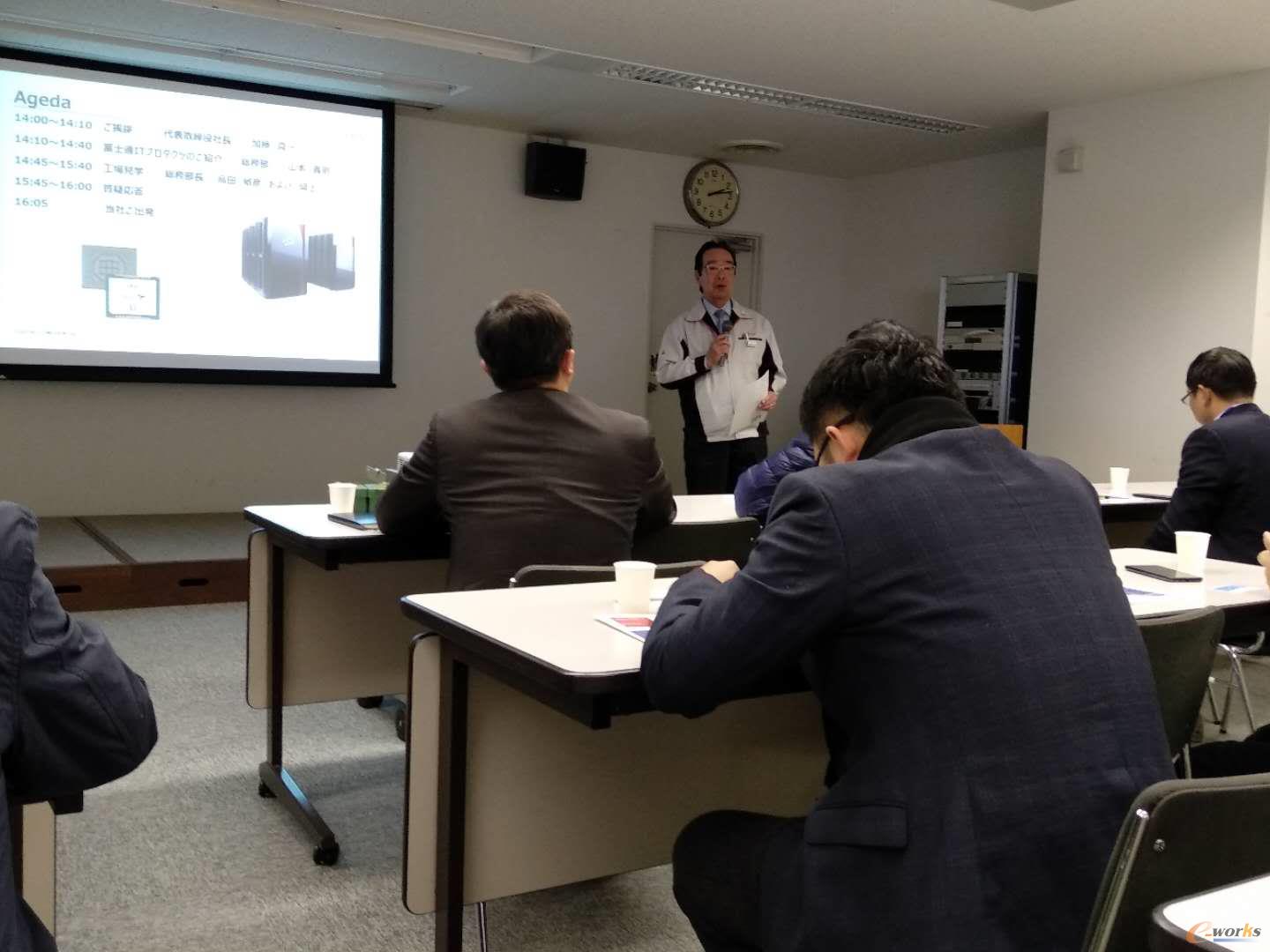 加藤真一社长向考察团介绍富士通石川工厂