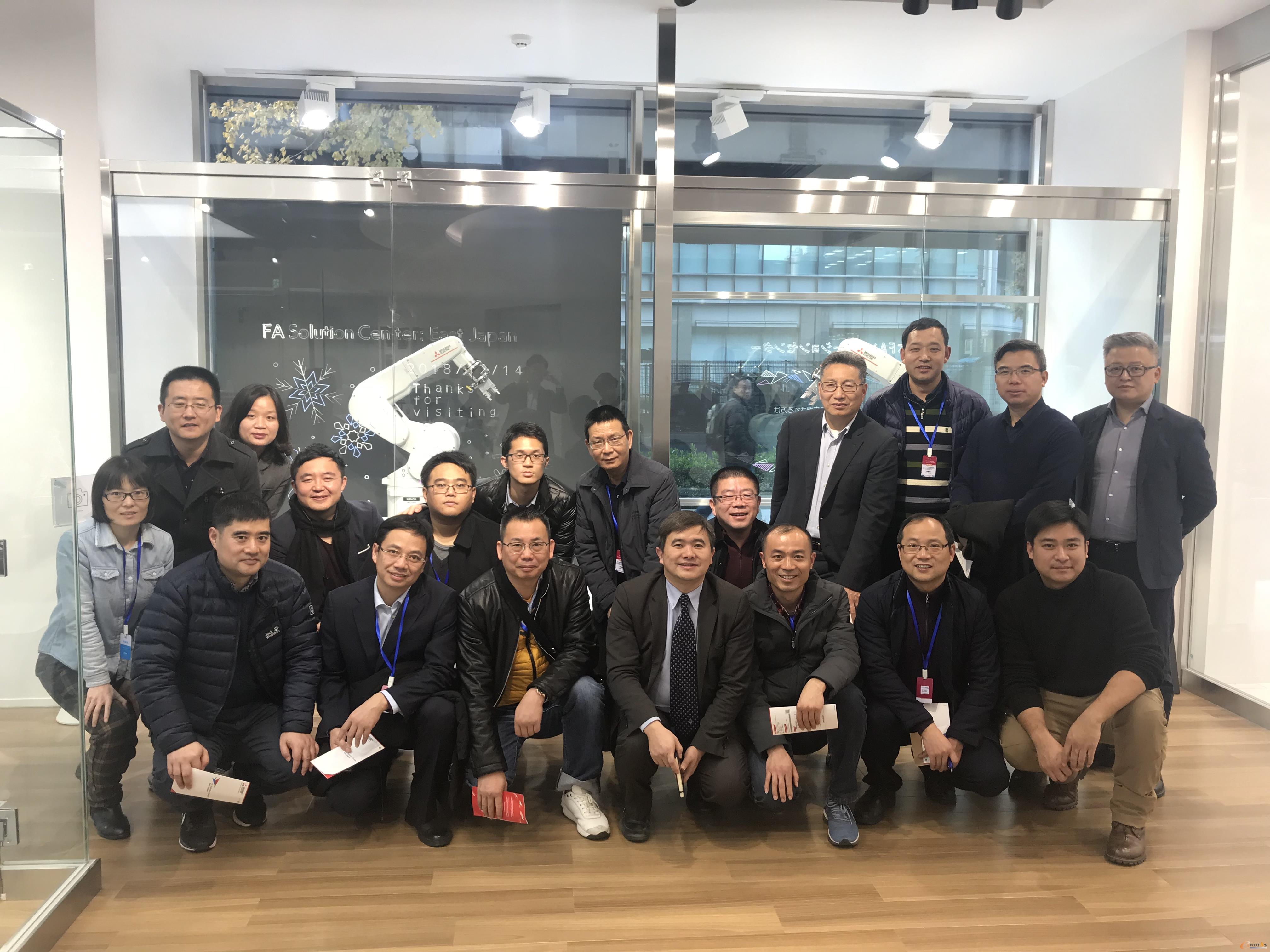 考察团成员在三菱电机工业自动化展示中心合影