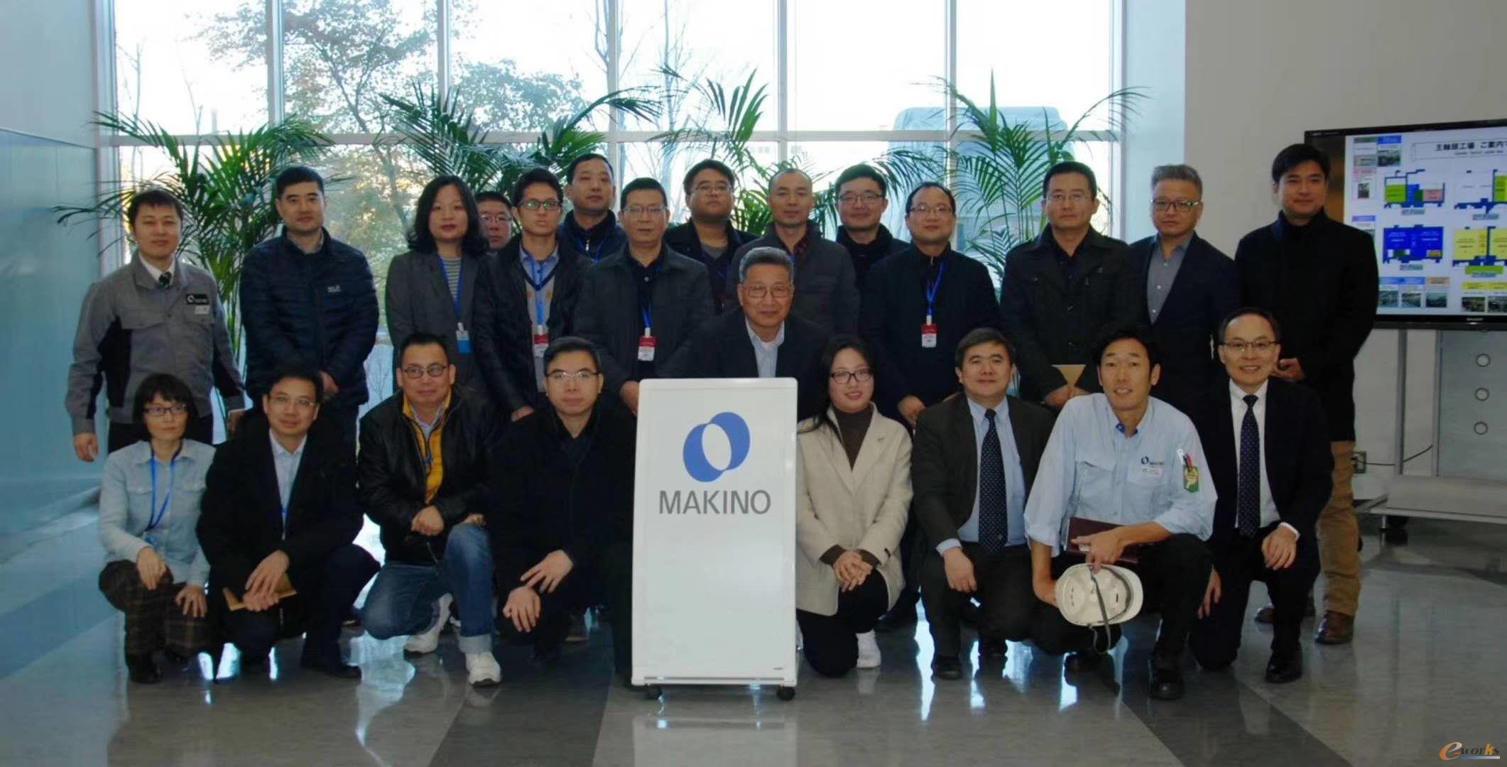 考察团成员在牧野机床合影