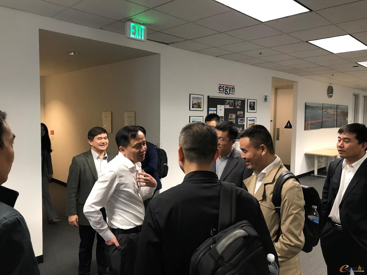 丁洪博士与考察团成员在硅谷研发中心交流