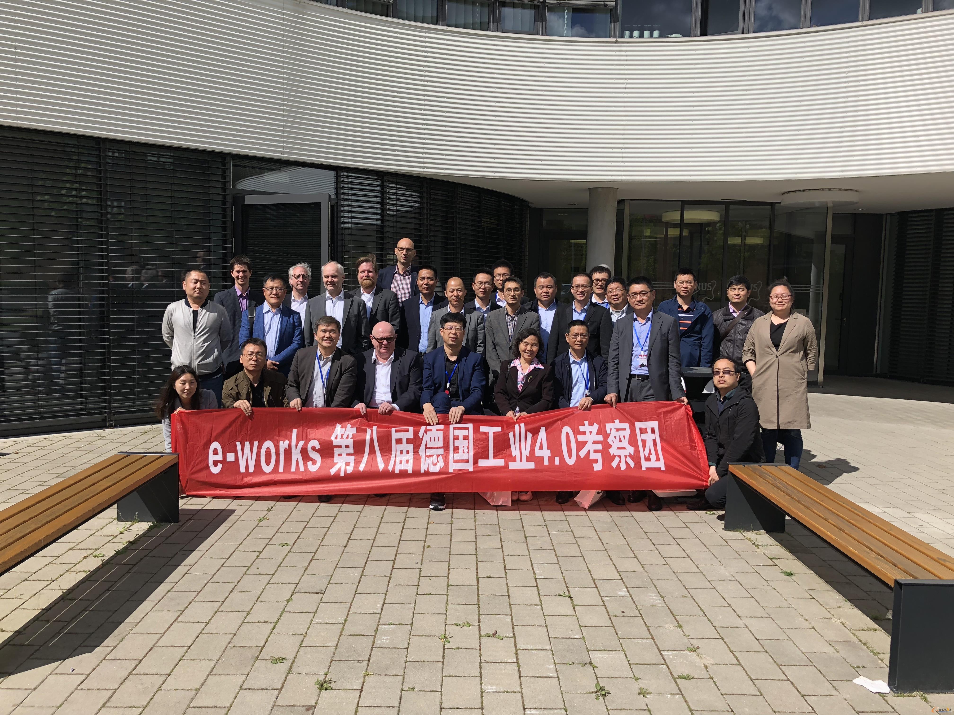 考察团成员在abas公司合影