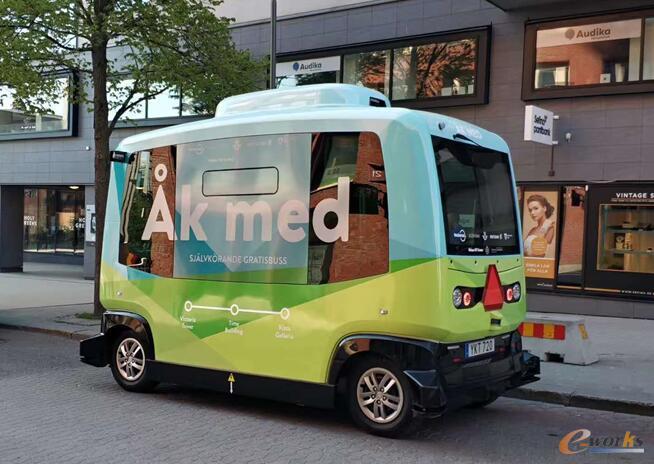 爱立信总部旁边的无人驾驶小巴