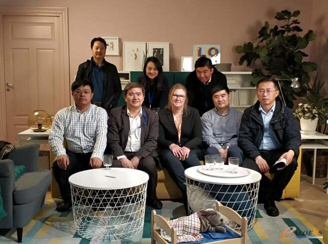 考察团在宜家合影