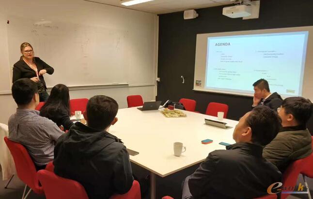 Asa Liden女士向考察团成员分享宜家的创新之道