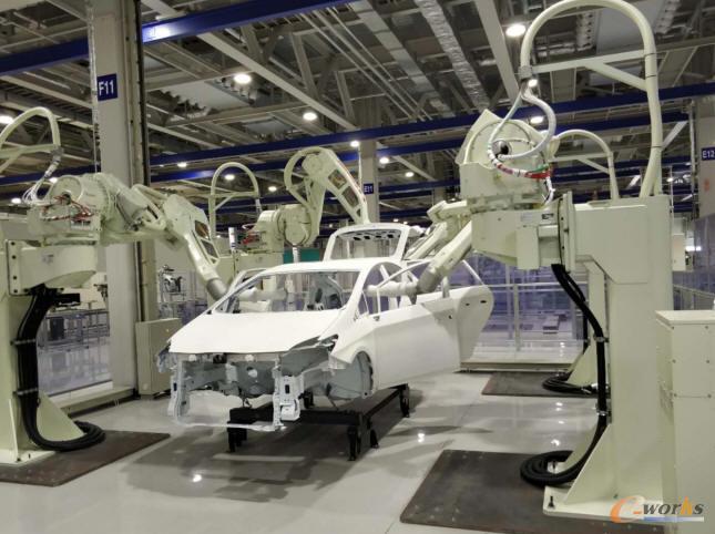 川崎重工明石机器人总装工厂，机器人对汽车车身进行喷涂