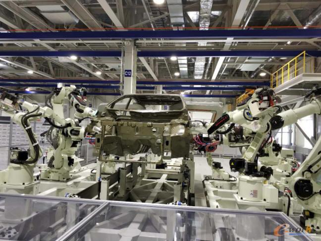 焊接机器人在进行焊接