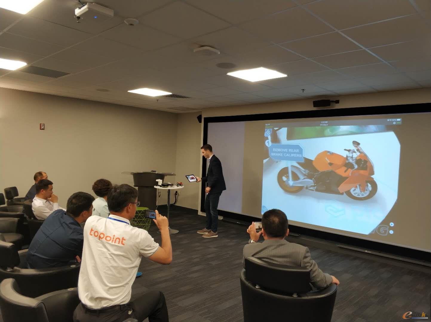 PTC公司负责市场洞察的副总裁James Zhang用手机给大家展示了最近PTC制作的X工厂的增强现实体验