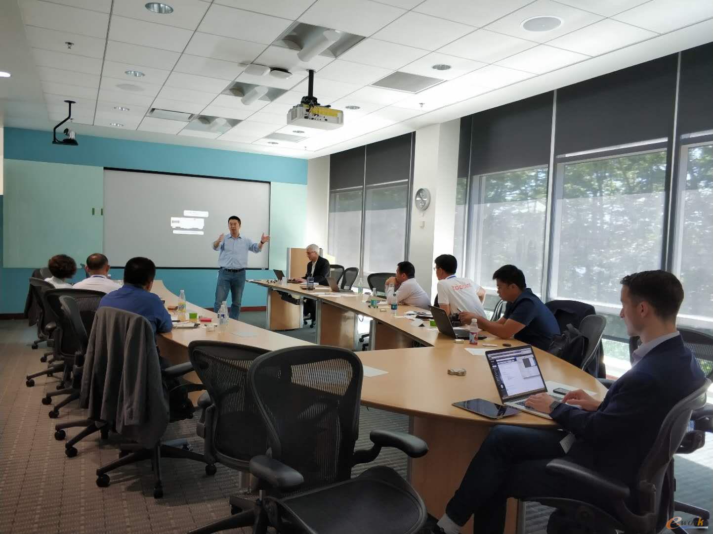 考察团来到PTC公司总部的体验中心考察