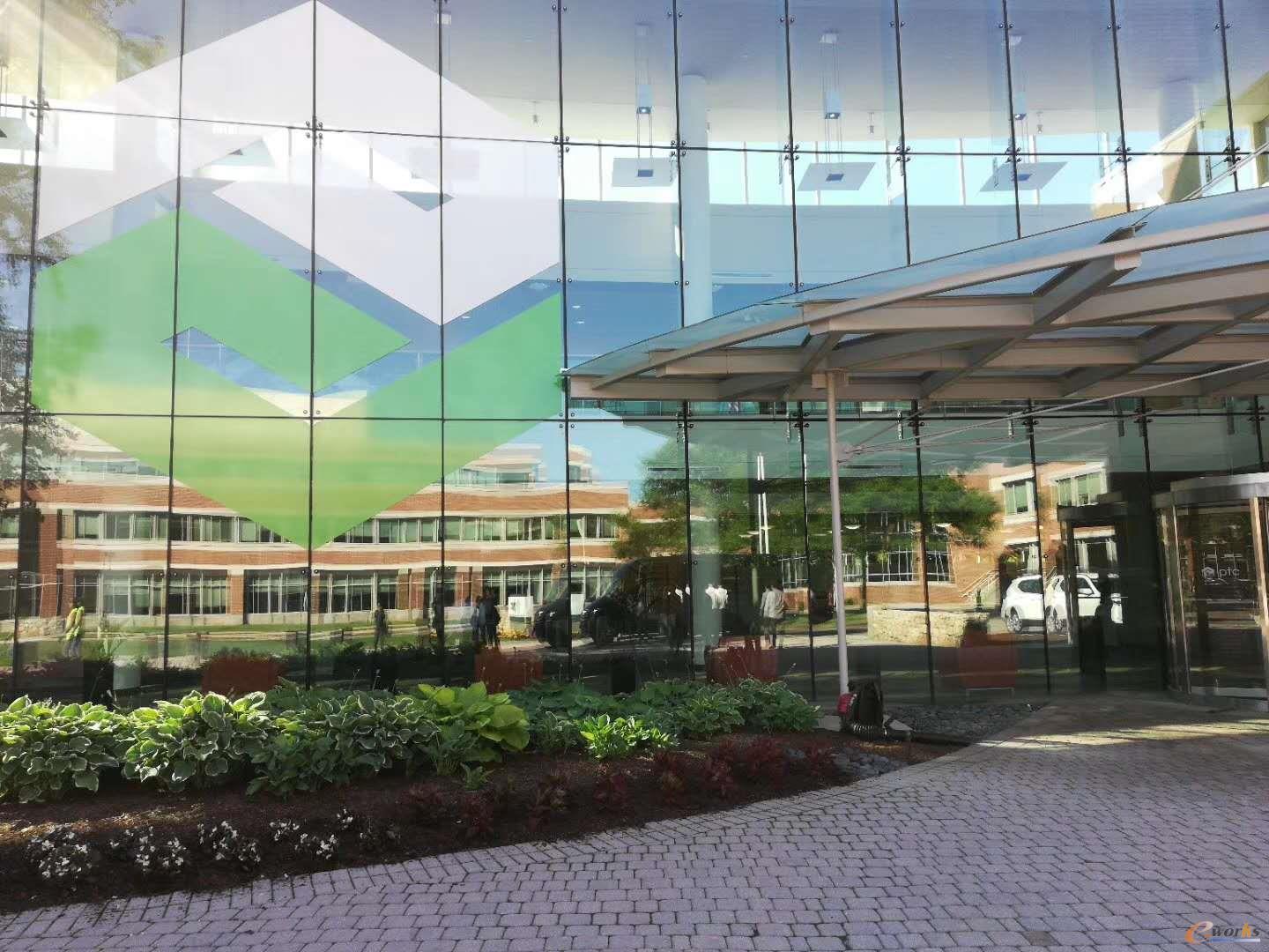 考察团来到PTC公司总部的体验中心考察