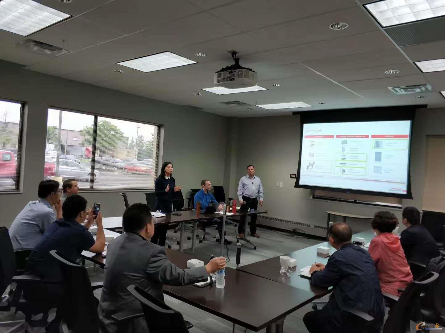 工作人员向考察团介绍罗克韦尔自动化公司